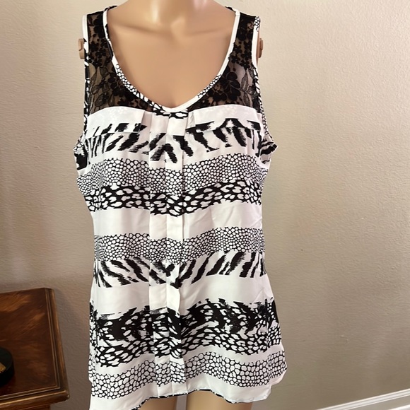 Sleeveless Black and White Express Top - Picture 1 of 6